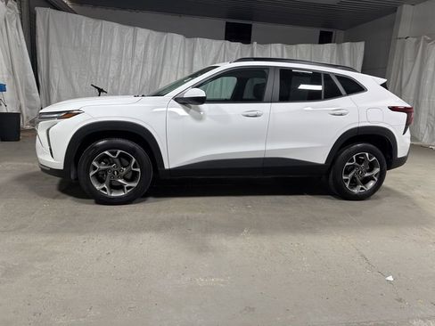 Used 2025 Chevrolet Trax LT w/ LT Convenience Package FWD image 4