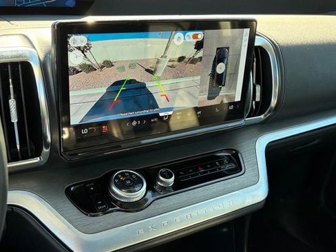 Used 2025 Ford Expedition Platinum image 19