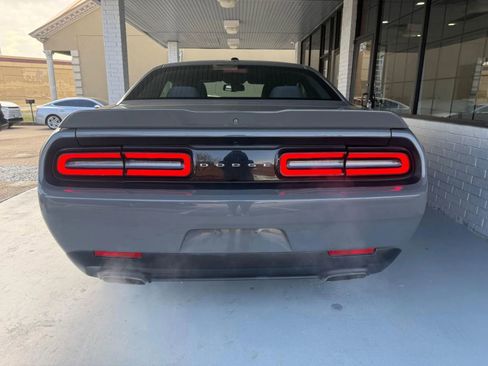 Used 2019 Dodge Challenger SXT image 4