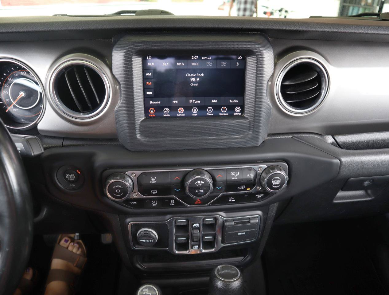 Used 2020 Jeep Gladiator Overland w/ Trailer Tow Package AWD/4WD image 43