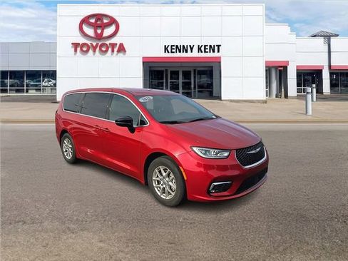 Used 2025 Chrysler Pacifica Select image 1