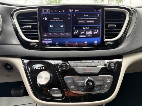 Used 2023 Chrysler Pacifica Touring-L FWD image 20