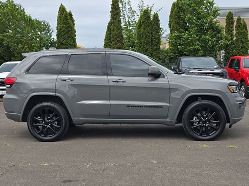 Used 2022 Jeep Grand Cherokee Laredo X AWD/4WD image 3
