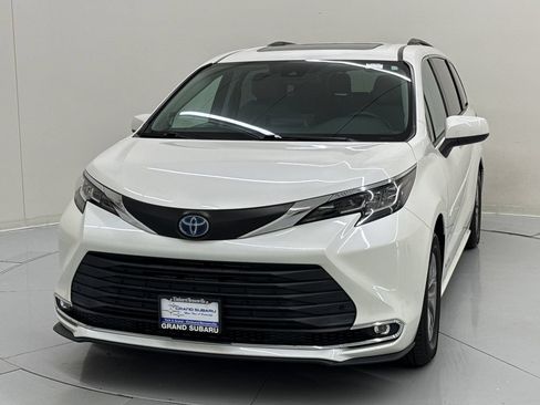 Used 2021 Toyota Sienna XLE w/ XLE Plus Package FWD image 1