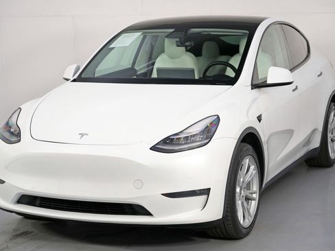 Used 2020 Tesla Model Y Long Range image 46