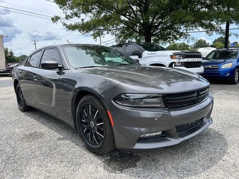 Used 2017 Dodge Charger SXT RWD image 2