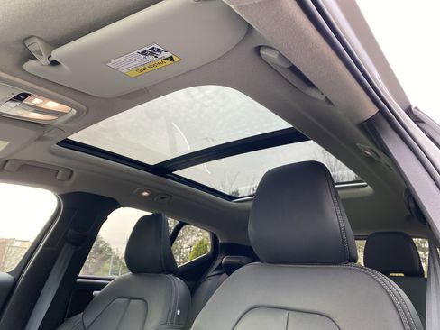 Used 2025 Volvo XC40 B5 Core image 9