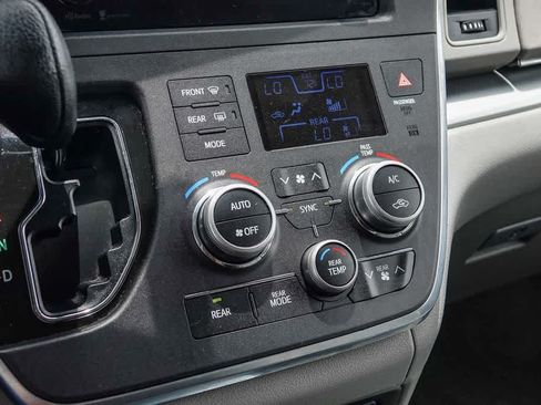 Used 2015 Toyota Sienna LE FWD image 21
