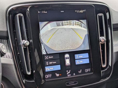 Used 2022 Volvo XC40 T5 R-Design w/ Advanced Package image 18