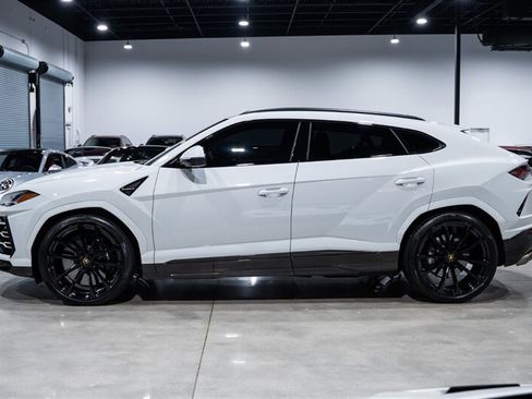 Used 2022 Lamborghini Urus AWD/4WD image 3
