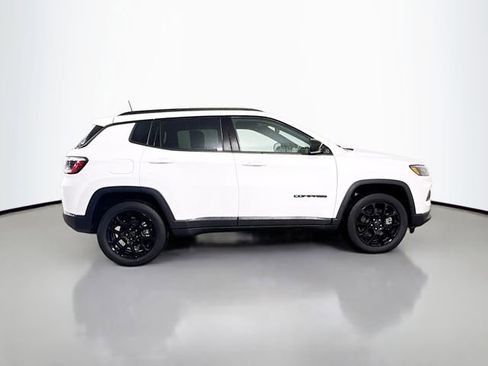 Used 2026 Jeep Compass Latitude image 8