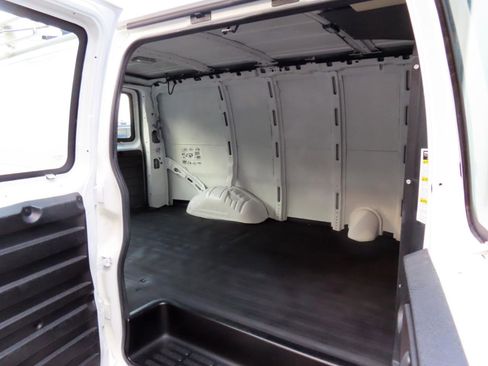 Used 2012 Chevrolet Express 2500 RWD image 16