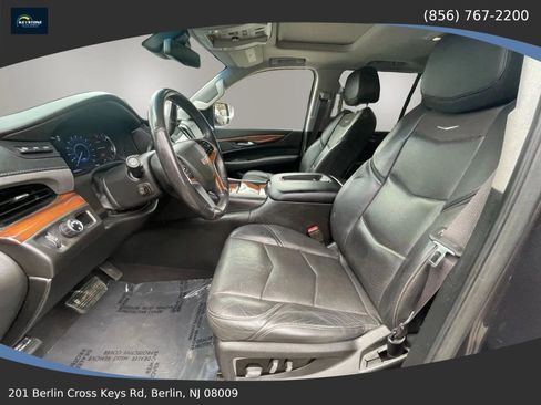 Used 2017 Cadillac Escalade Luxury RWD image 9
