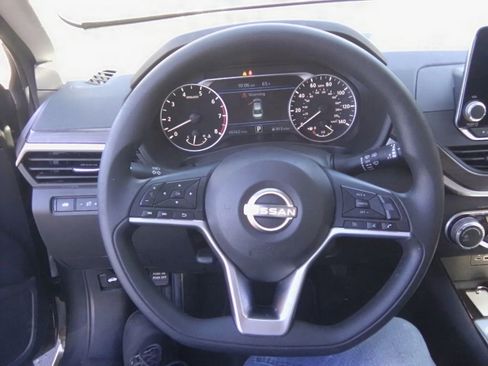 Used 2024 Nissan Altima 2.5 SV image 6