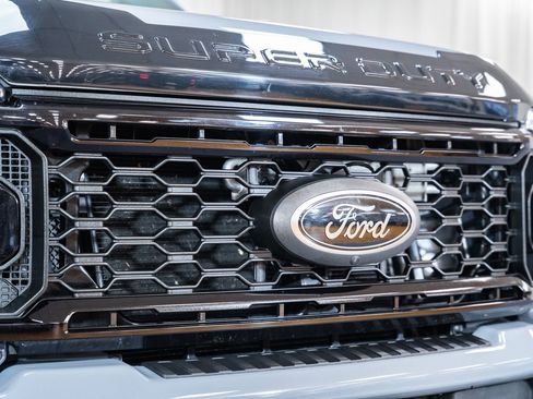 Used 2025 Ford F250 Lariat w/ Black Appearance Package image 7