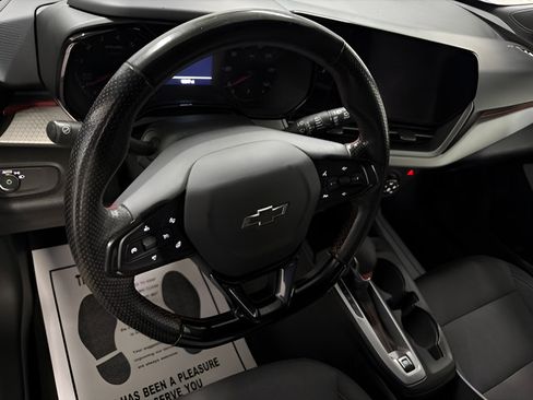 Used 2025 Chevrolet Trax RS w/ Sunroof Package FWD image 18