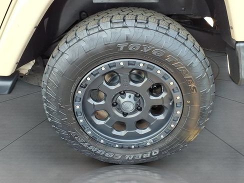 Used 2016 Jeep Wrangler Unlimited Sahara w/ Connectivity Group AWD/4WD image 22