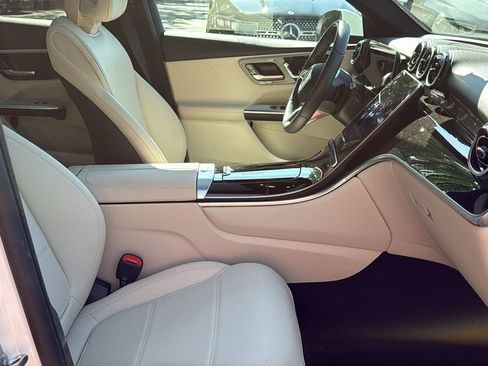 Used 2025 Mercedes-Benz GLC 300 4MATIC image 11