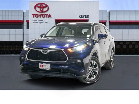 Certified 2020 Toyota Highlander XLE FWD image 1