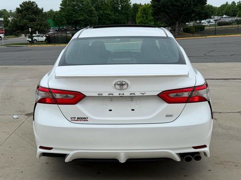 Used 2018 Toyota Camry SE w/ Moonroof Package FWD image 3