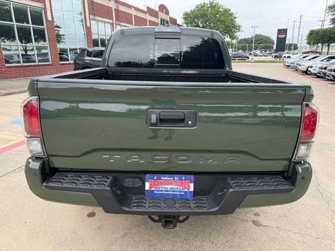 Used 2021 Toyota Tacoma TRD Off-Road w/ TRD Premium Off Road Package AWD/4WD image 4