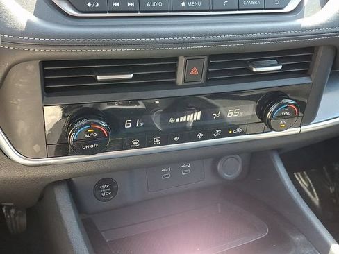 Used 2025 Nissan Rogue SV FWD image 17