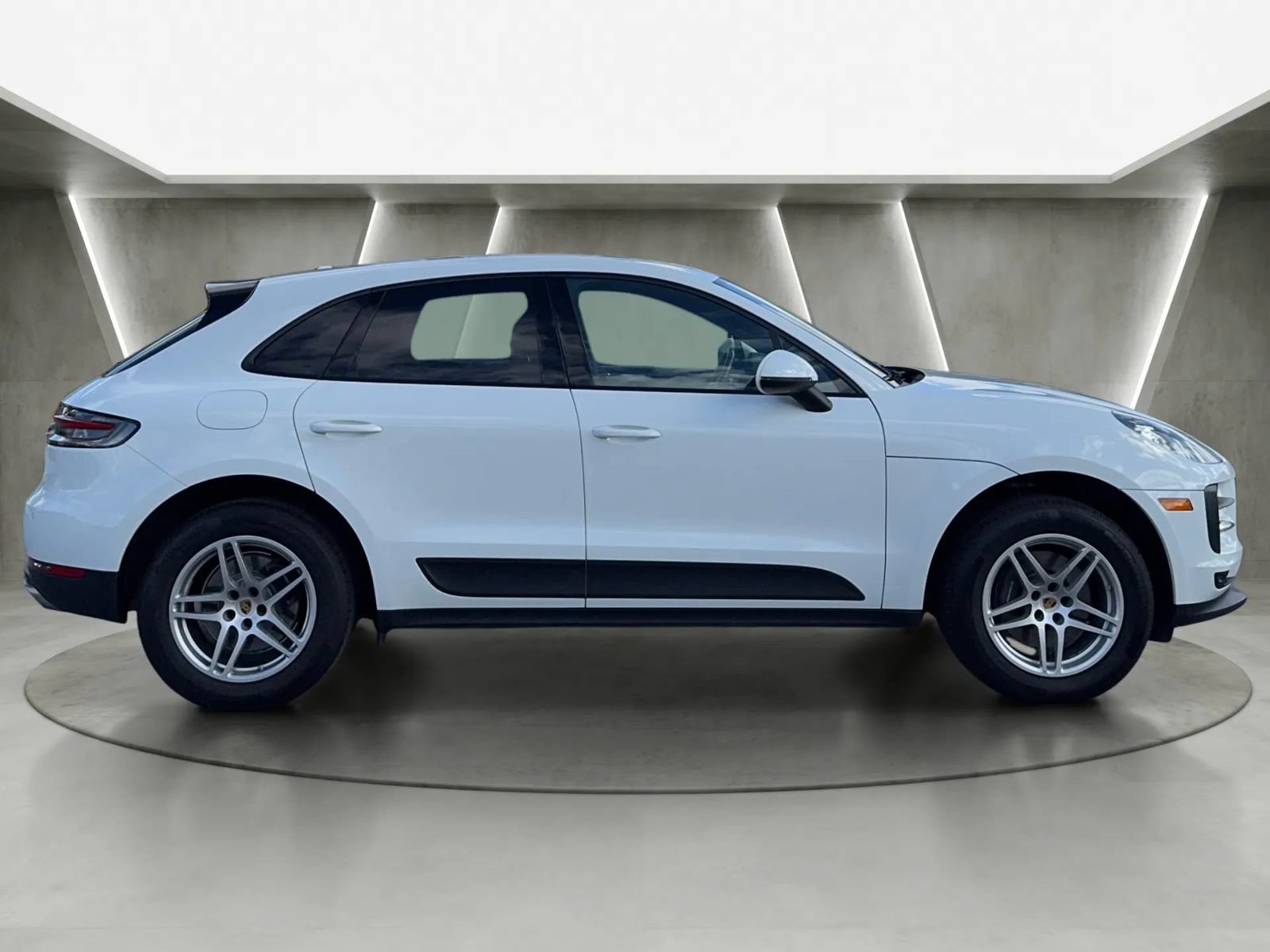Used 2019 Porsche Macan AWD/4WD image 2