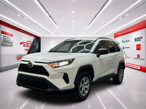 Used 2020 Toyota RAV4 LE FWD image 3