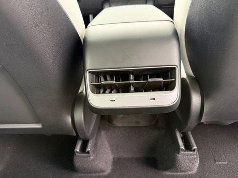 Used 2024 Tesla Model Y Long Range AWD/4WD image 32