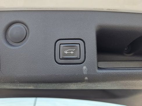 Used 2021 Chevrolet Equinox LT FWD image 12