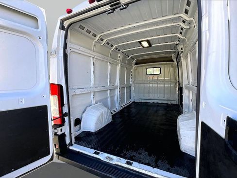 Used 2024 RAM ProMaster 2500 w/ Convenience Group image 20