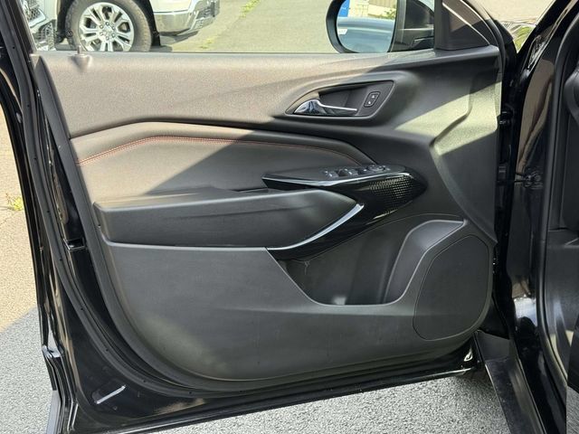 Used 2025 Chevrolet Trax RS w/ Sunroof Package FWD image 8