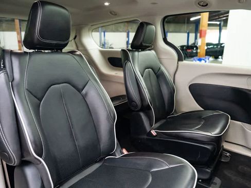 Used 2023 Chrysler Pacifica Limited FWD image 31