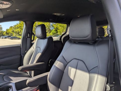 New 2026 Chrysler Pacifica Select FWD image 13