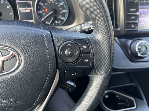 Used 2018 Toyota RAV4 LE FWD image 17