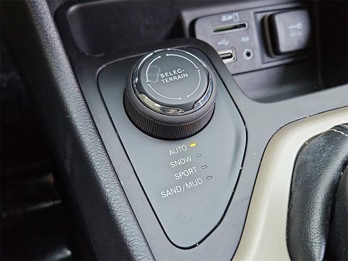 Used 2016 Jeep Cherokee Latitude w/ Safety/Convenience Group image 17