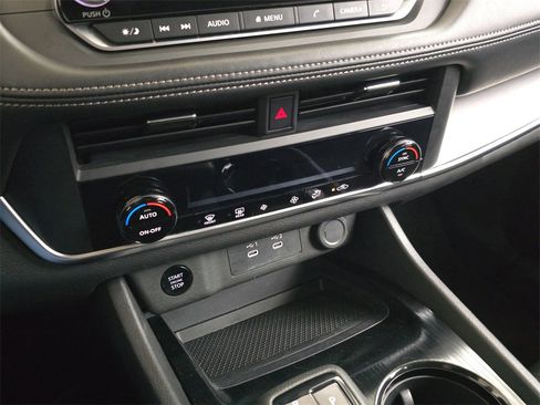 Used 2024 Nissan Rogue SV image 26