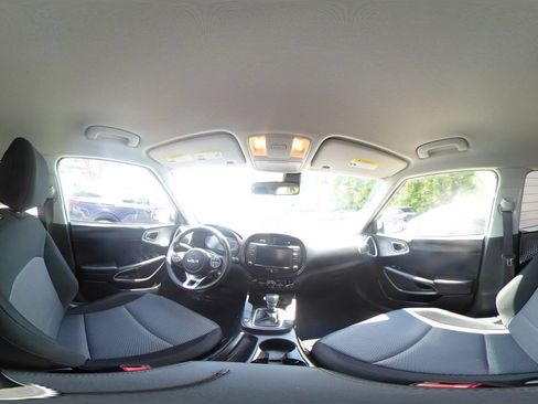 Used 2025 Kia Soul LX w/ LX Technology Package FWD image 37