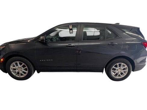 Used 2022 Chevrolet Equinox LS FWD image 2