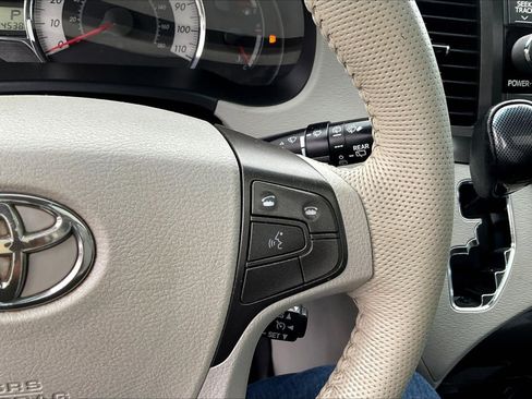 Used 2012 Toyota Sienna SE FWD image 12