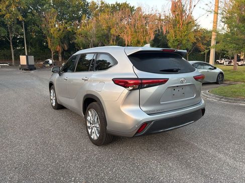 Used 2023 Toyota Highlander Limited FWD image 3
