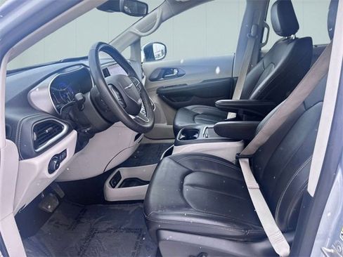 Certified 2023 Chrysler Pacifica Touring-L image 10