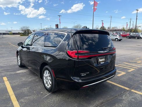 Used 2023 Chrysler Pacifica Touring-L FWD image 3