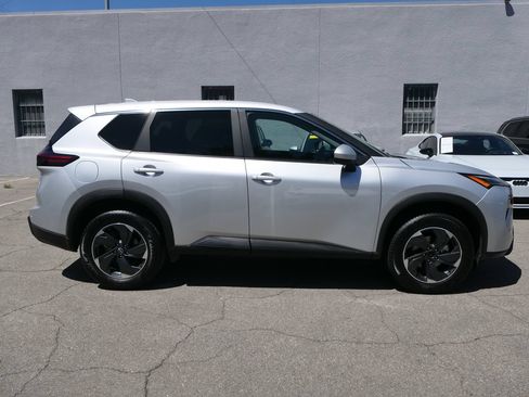 Used 2024 Nissan Rogue SV FWD image 2