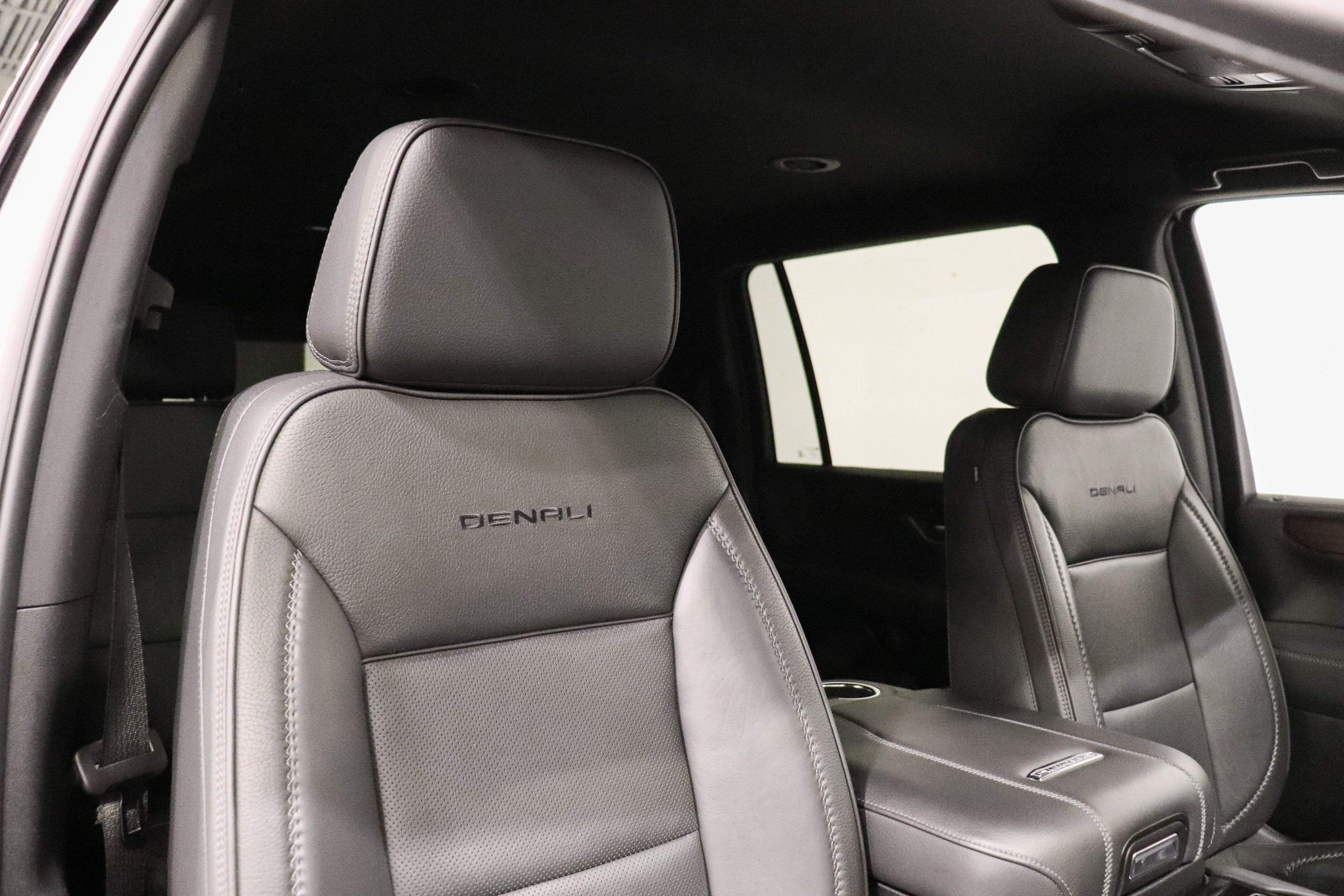 Used 2025 GMC Yukon XL Denali AWD/4WD image 17