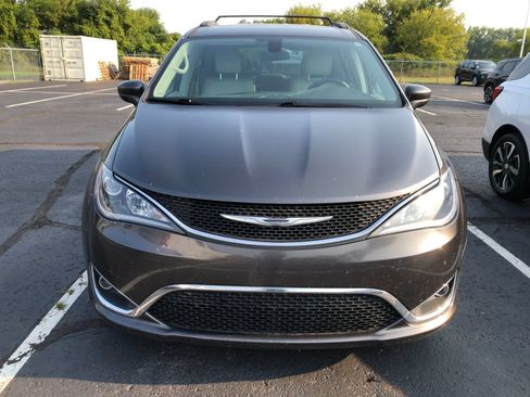 Used 2017 Chrysler Pacifica Touring-L FWD image 2