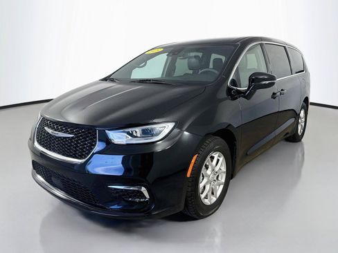 Used 2025 Chrysler Pacifica Select FWD image 4
