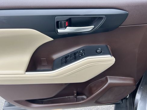 Used 2022 Toyota Highlander XLE image 27