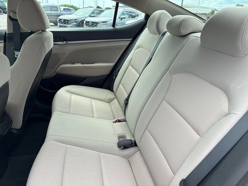 Used 2017 Hyundai Elantra SE FWD image 18
