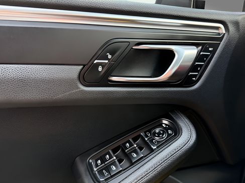 Used 2018 Porsche Macan AWD/4WD image 44